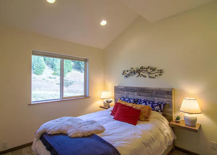 Big Sky Basecamp Walk To Trails + Private Patio